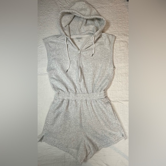 Abercrombie & Fitch Light Heather Gray Hooded Romper - Picture 2 of 6